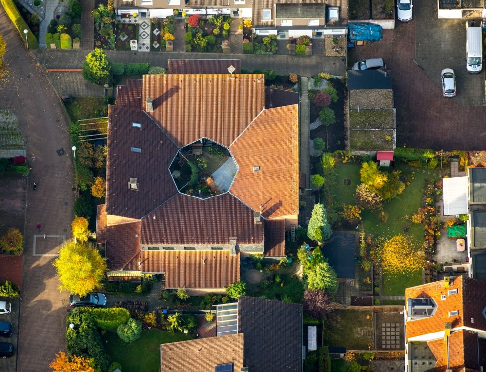 Luftbild Stockum - Haus mit Innenhof und Atrium im Wohngebiet am Helfkamp im Bundesland Nordrhein-Westfalen