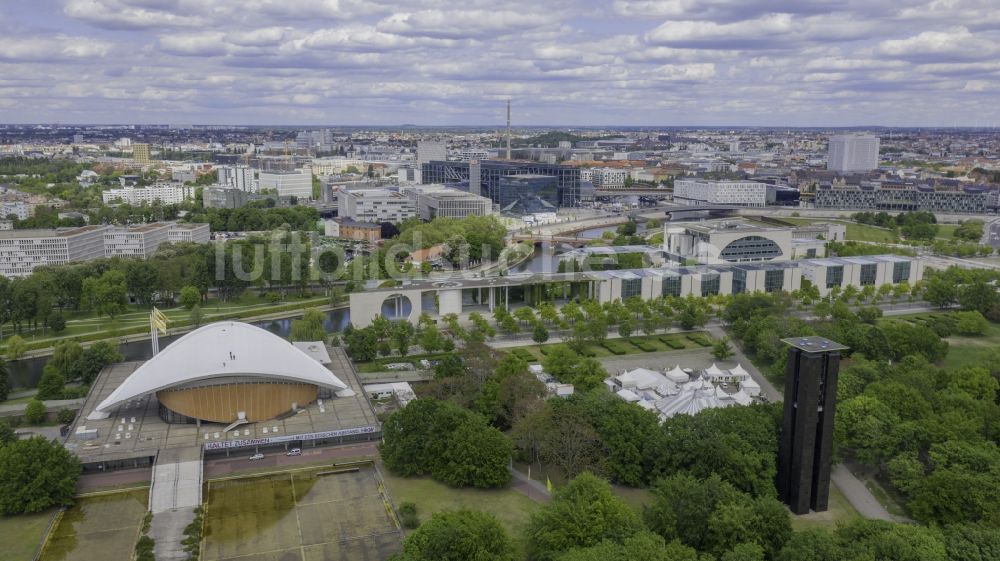Luftaufnahme Berlin - Haus der Kulturen der Welt und Carillon im Stadtteil Tiergarten in Berlin