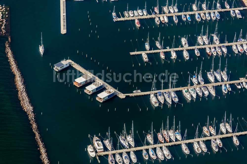 Luftaufnahme Egernsund - Hausboot- Anlegestellen und Liegeplätze im Yachthafen in Rendbjerg in Egernsund in Syddanmark, Dänemark