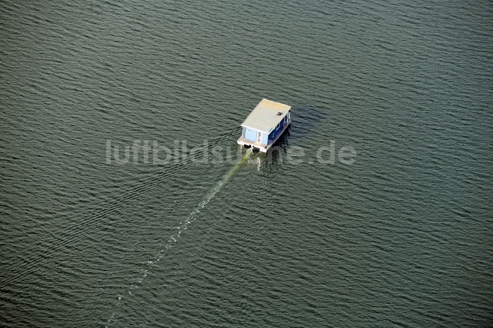 Luftaufnahme Neuendorf - Hausboot in Fahrt auf dem Breitlingsee in Neuendorf im Bundesland Brandenburg, Deutschland