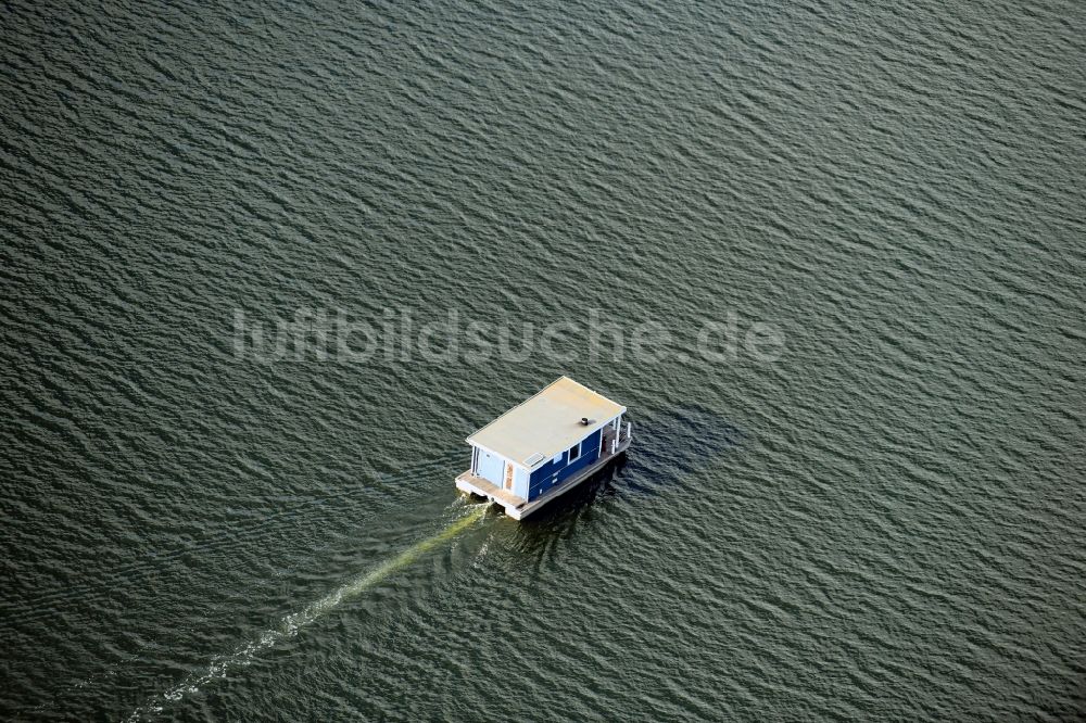 Neuendorf von oben - Hausboot in Fahrt auf dem Breitlingsee in Neuendorf im Bundesland Brandenburg, Deutschland