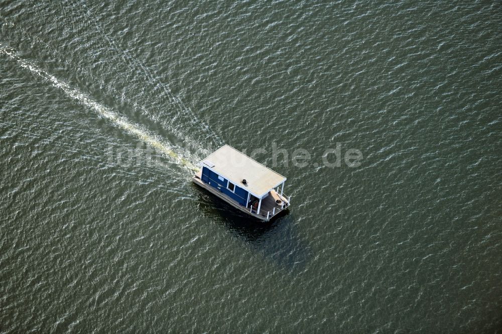 Neuendorf aus der Vogelperspektive: Hausboot in Fahrt auf dem Breitlingsee in Neuendorf im Bundesland Brandenburg, Deutschland