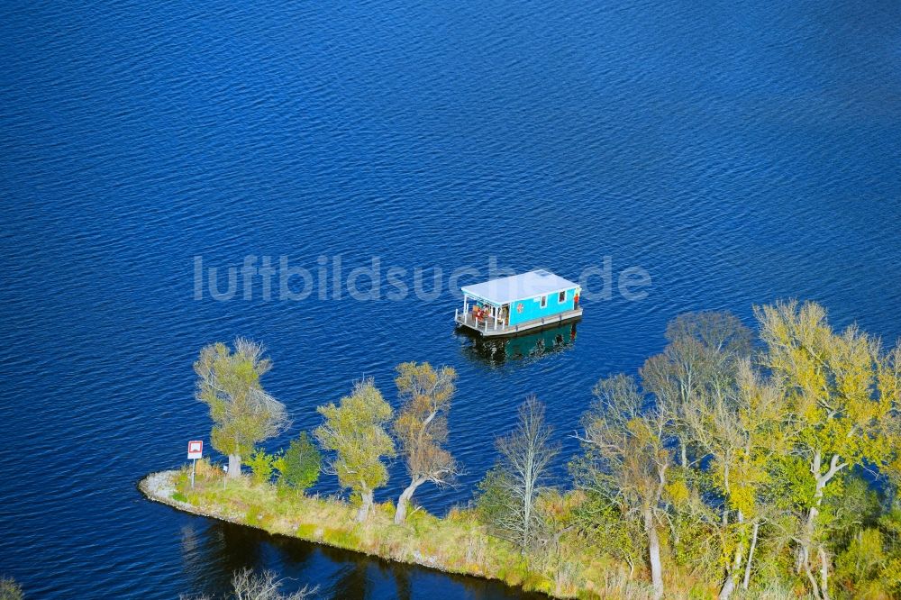 Luftbild Neuendorf - Hausboot in Fahrt auf dem Breitlingsee in Neuendorf im Bundesland Brandenburg, Deutschland