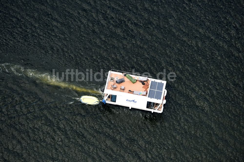 Schwielowsee von oben - Hausboot der Galla Yachting & Real Estate GmbH auf dem Schwielowsee im Bundesland Brandenburg, Deutschland