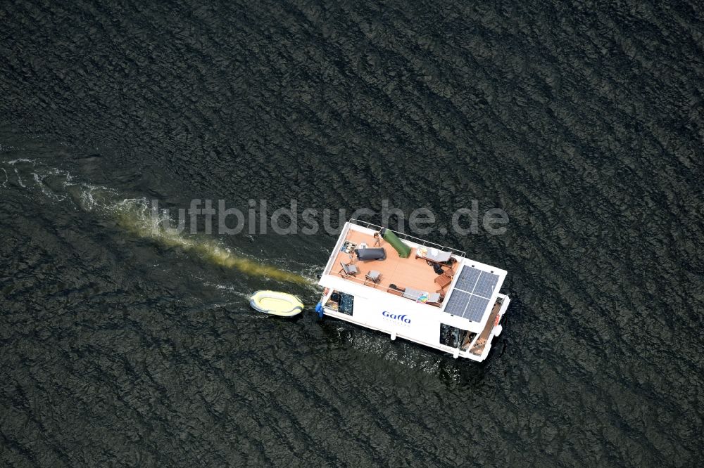 Schwielowsee aus der Vogelperspektive: Hausboot der Galla Yachting & Real Estate GmbH auf dem Schwielowsee im Bundesland Brandenburg, Deutschland
