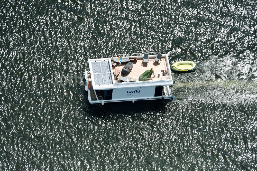 Schwielowsee aus der Vogelperspektive: Hausboot der Galla Yachting & Real Estate GmbH auf dem Schwielowsee im Bundesland Brandenburg, Deutschland