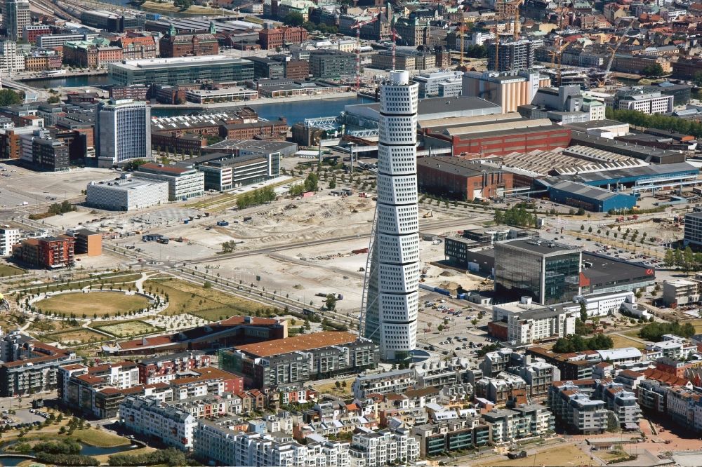 Luftaufnahme Malmö - Höchster Wolkenkratzer - Hochhaus Skandinaviens Turning Torso in Malmö in Schweden