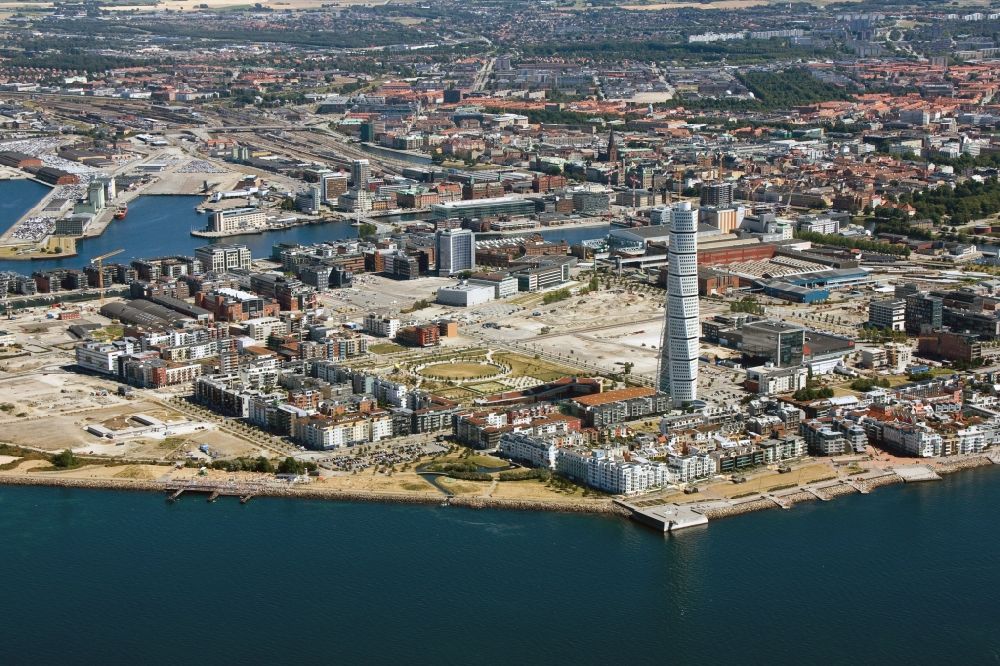 Malmö von oben - Höchster Wolkenkratzer - Hochhaus Skandinaviens Turning Torso in Malmö in Schweden