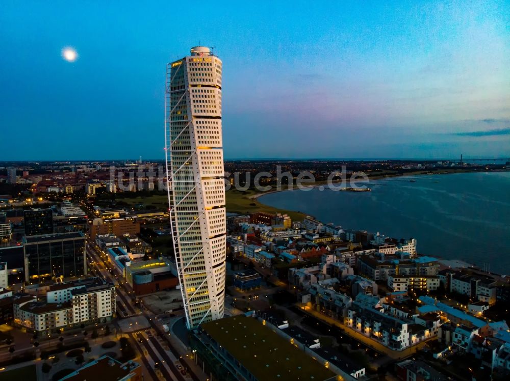 Malmö von oben - Höchster Wolkenkratzer - Hochhaus Skandinaviens Turning Torso in Malmö in Schweden