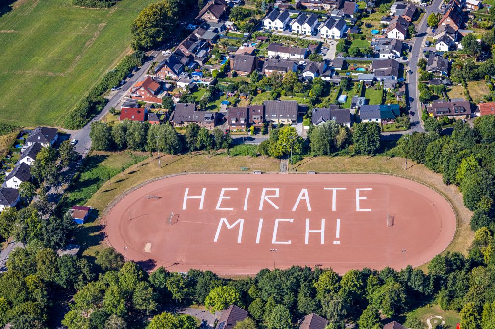 Luftbild Gelsenkirchen - HEIRATE MICH Schriftzug im Stadion Rosenhügel in Gelsenkirchen im Bundesland Nordrhein-Westfalen, Deutschland