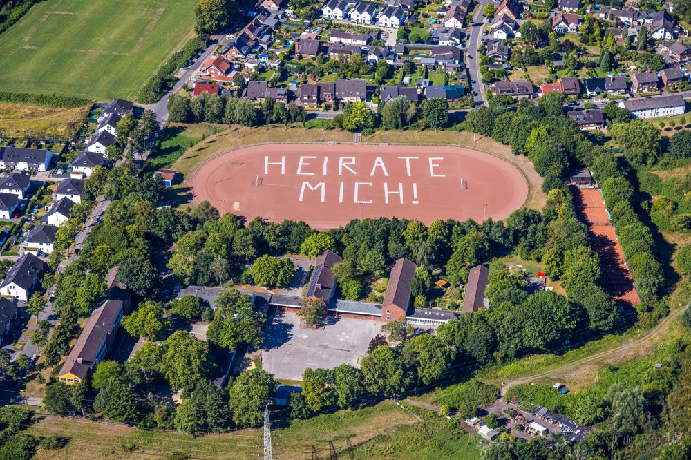 Luftaufnahme Gelsenkirchen - HEIRATE MICH Schriftzug im Stadion Rosenhügel in Gelsenkirchen im Bundesland Nordrhein-Westfalen, Deutschland