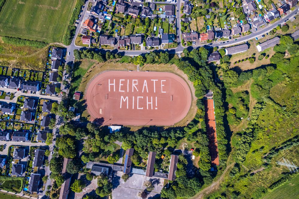 Gelsenkirchen von oben - HEIRATE MICH Schriftzug im Stadion Rosenhügel in Gelsenkirchen im Bundesland Nordrhein-Westfalen, Deutschland