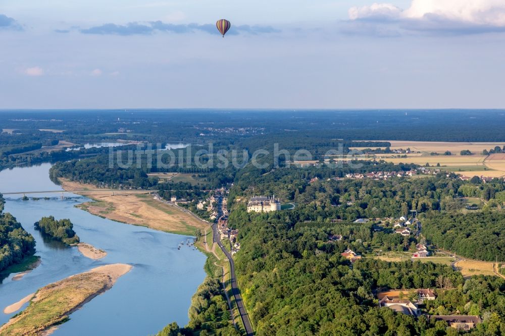 Luftbild Chaumont-sur-Loire - Heisluftballon über der Loire und der Burganlage des Schloss Chaumont in Chaumont-sur-Loire in Centre-Val de Loire, Frankreich