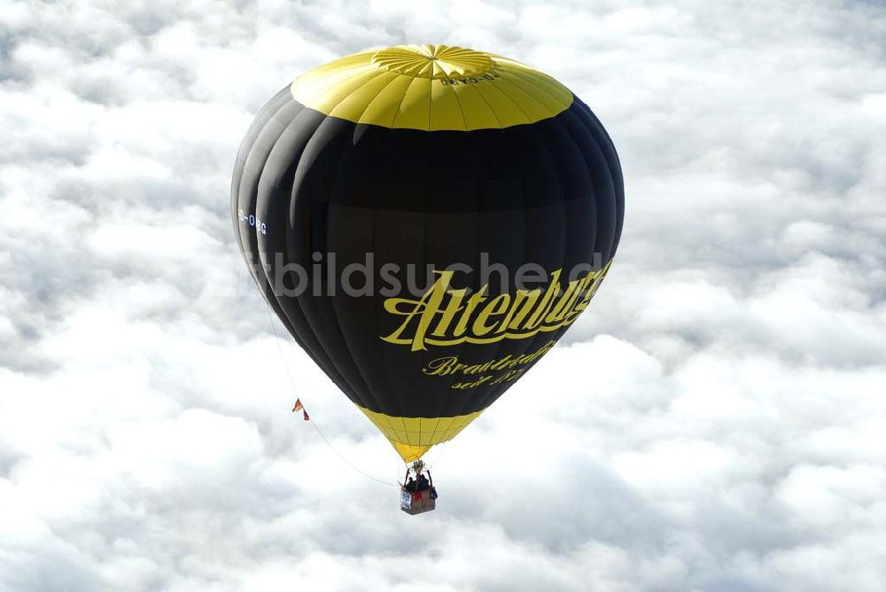 Luftaufnahme Oelsnitz / Vogtland - Heissluftballon mit Altenburger- Werbung D-OABG über einer Hochnebelschicht in 6000 ft Höhe südlich von Oelsnitz.