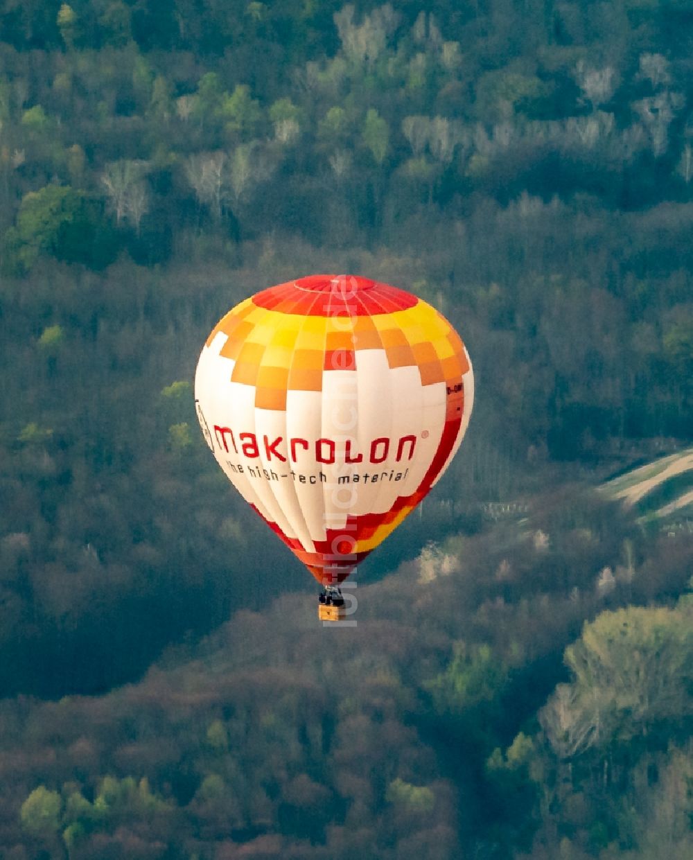 Luftaufnahme Rust - Heißluftballon beim Europa-Park Ballon Festival in Fahrt über dem Luftraum in Rust im Bundesland Baden-Württemberg, Deutschland