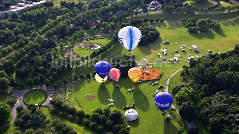 Luftaufnahme Bonn - Heißluftballon über der Rheinaue in Fahrt über dem Luftraum im Ortsteil Hochkreuz in Bonn im Bundesland Nordrhein-Westfalen, Deutschland