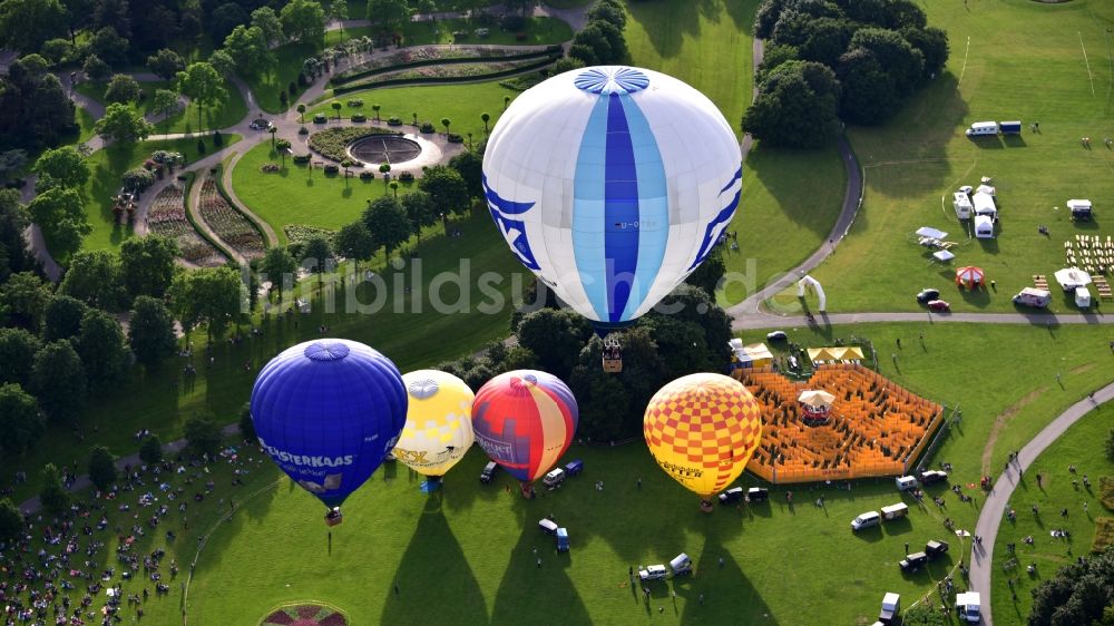 Bonn von oben - Heißluftballon über der Rheinaue in Fahrt über dem Luftraum im Ortsteil Hochkreuz in Bonn im Bundesland Nordrhein-Westfalen, Deutschland