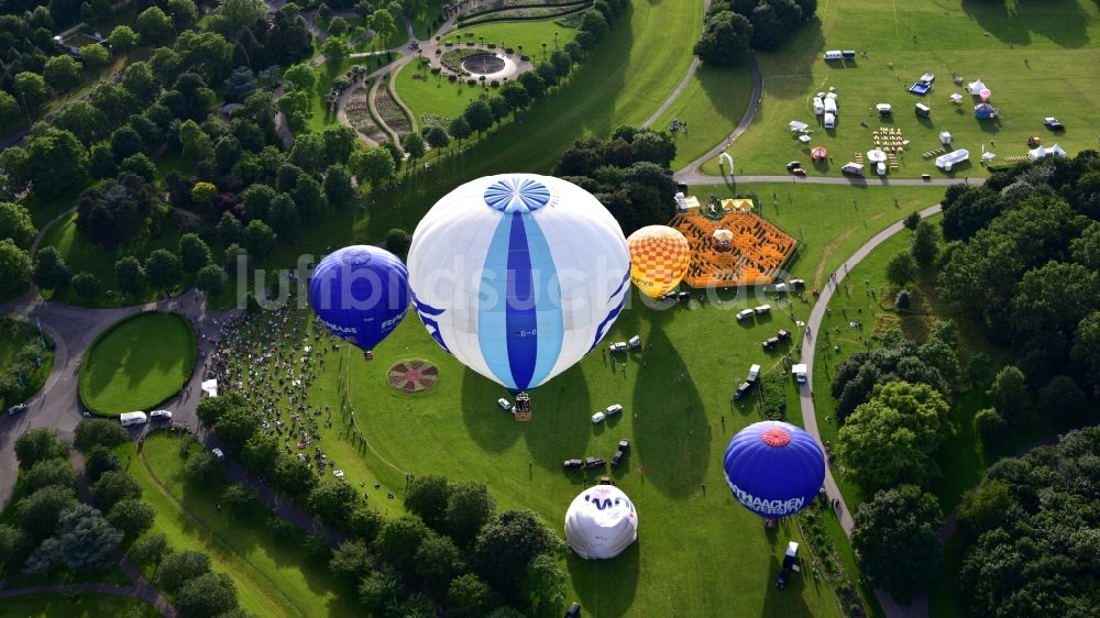 Luftbild Bonn - Heißluftballon über der Rheinaue in Fahrt über dem Luftraum im Ortsteil Hochkreuz in Bonn im Bundesland Nordrhein-Westfalen, Deutschland