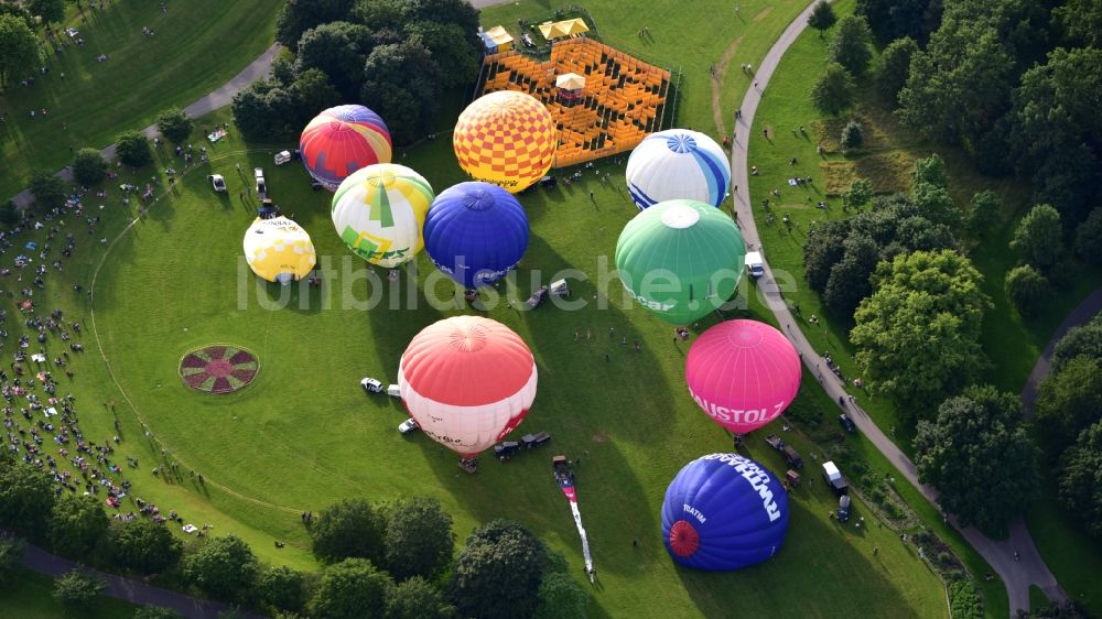 Bonn von oben - Heißluftballon über der Rheinaue in Fahrt über dem Luftraum im Ortsteil Hochkreuz in Bonn im Bundesland Nordrhein-Westfalen, Deutschland