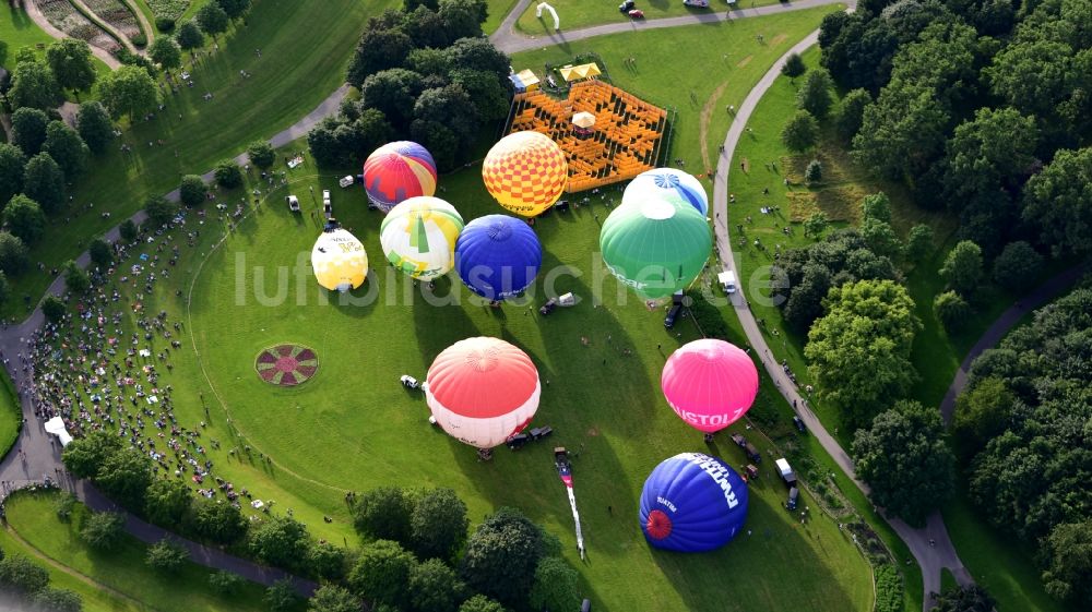 Bonn aus der Vogelperspektive: Heißluftballon über der Rheinaue in Fahrt über dem Luftraum im Ortsteil Hochkreuz in Bonn im Bundesland Nordrhein-Westfalen, Deutschland