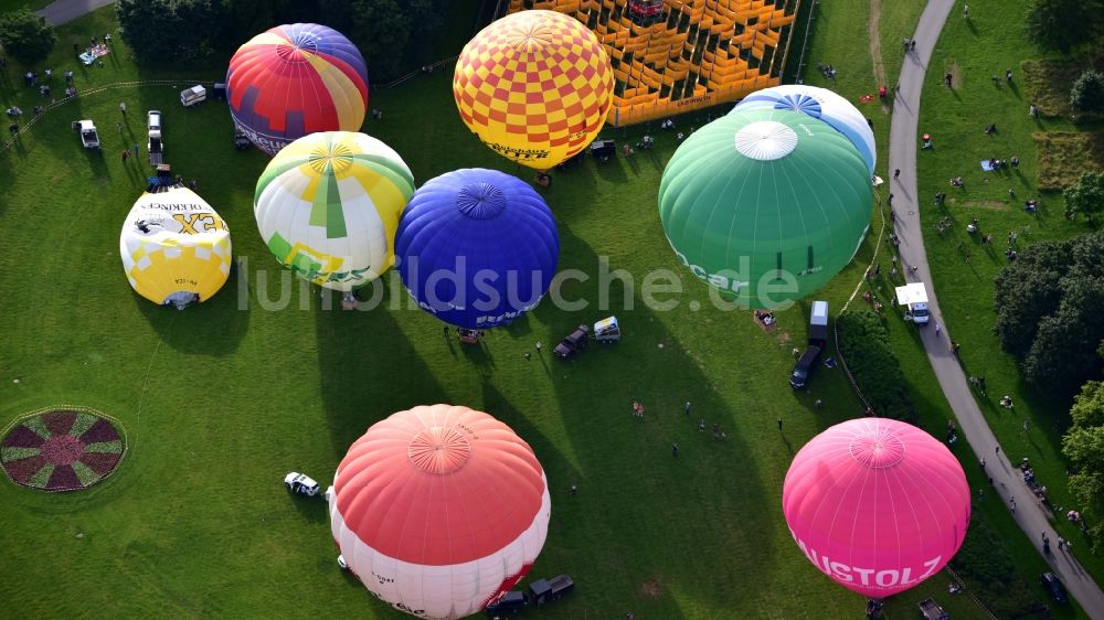 Luftbild Bonn - Heißluftballon über der Rheinaue in Fahrt über dem Luftraum im Ortsteil Hochkreuz in Bonn im Bundesland Nordrhein-Westfalen, Deutschland
