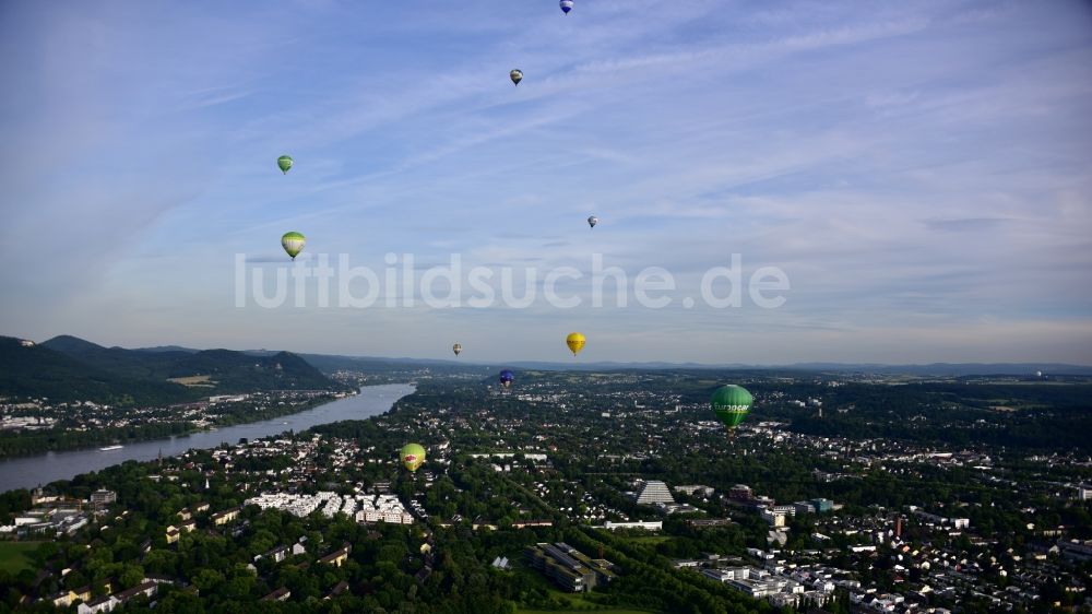 Bonn aus der Vogelperspektive: Heißluftballon über der Rheinaue in Fahrt über dem Luftraum im Ortsteil Hochkreuz in Bonn im Bundesland Nordrhein-Westfalen, Deutschland