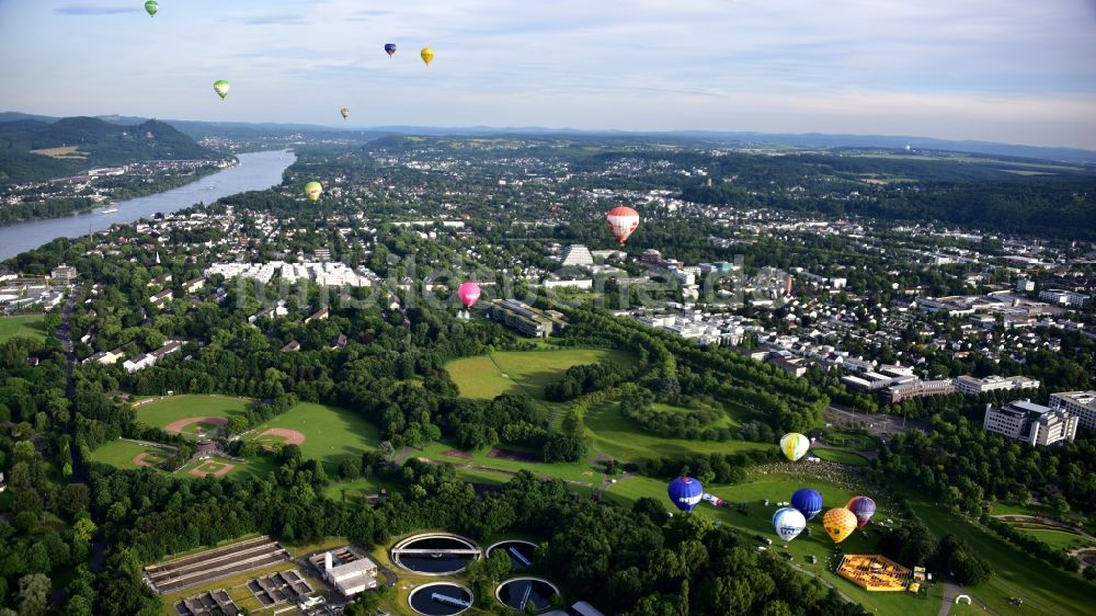 Luftaufnahme Bonn - Heißluftballon über der Rheinaue in Fahrt über dem Luftraum im Ortsteil Hochkreuz in Bonn im Bundesland Nordrhein-Westfalen, Deutschland