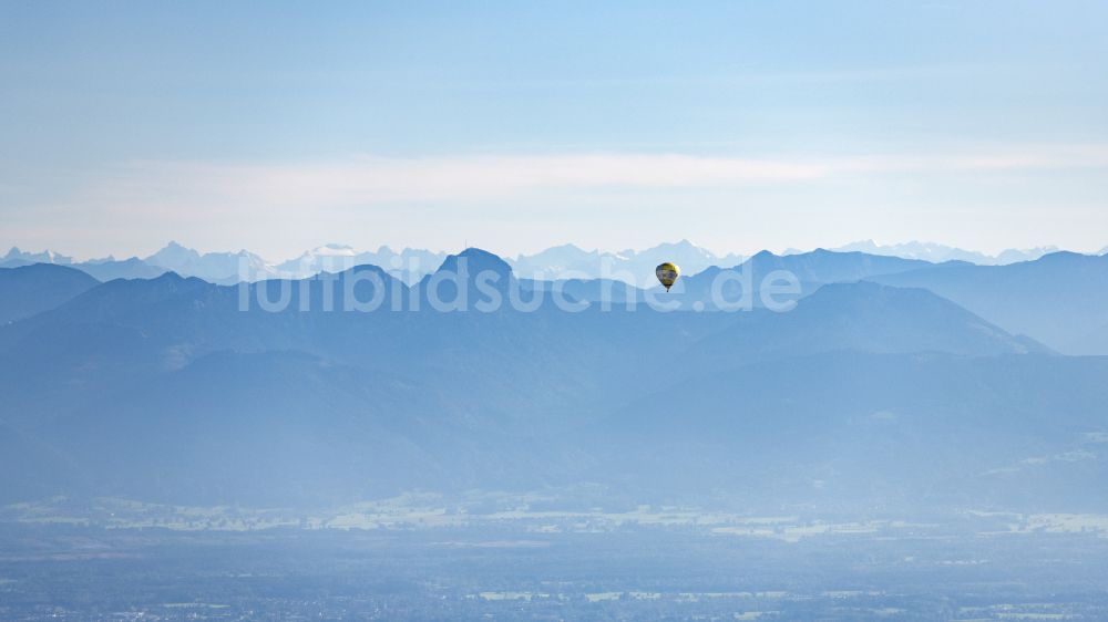 Emmering von oben - Heißluftballon mit Blick auf den Wendelstein in Fahrt über dem Luftraum in Emmering im Bundesland Bayern, Deutschland