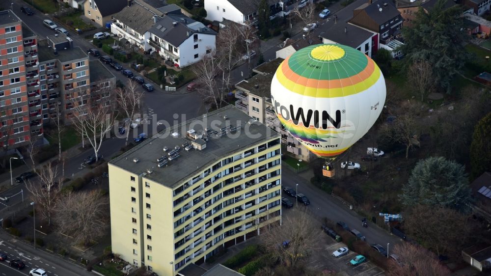 Bonn aus der Vogelperspektive: Heißluftballon in Fahrt über Bonn im Bundesland Nordrhein-Westfalen, Deutschland