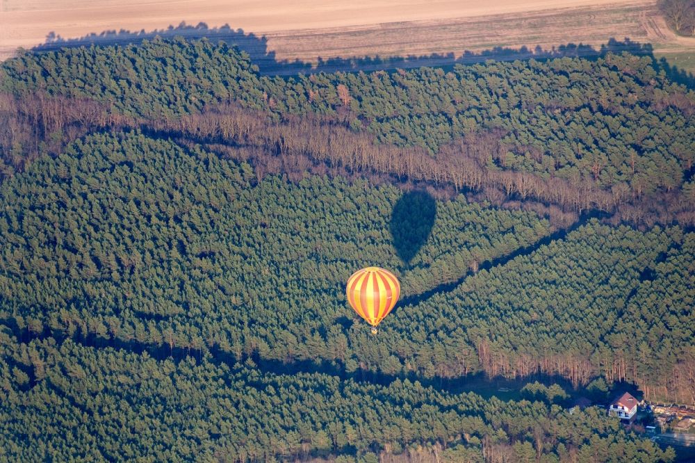 Luftaufnahme Beelitz - Heißluftballon in Fahrt über dem Luftraum in Beelitz im Bundesland Brandenburg, Deutschland