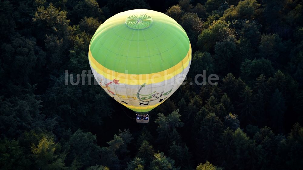 Bonn von oben - Heißluftballon in Fahrt über dem Luftraum von Bruchhausen (Landkreis Neuwied) in Rheinland-Pfalz, Deutschland