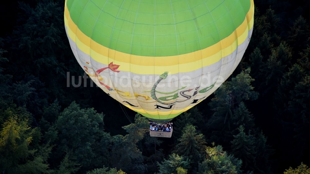 Bonn aus der Vogelperspektive: Heißluftballon in Fahrt über dem Luftraum von Bruchhausen (Landkreis Neuwied) in Rheinland-Pfalz, Deutschland