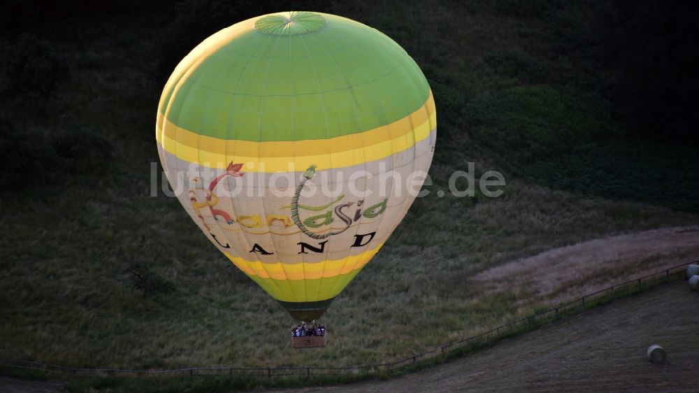 Luftaufnahme Bonn - Heißluftballon in Fahrt über dem Luftraum von Bruchhausen (Landkreis Neuwied) in Rheinland-Pfalz, Deutschland