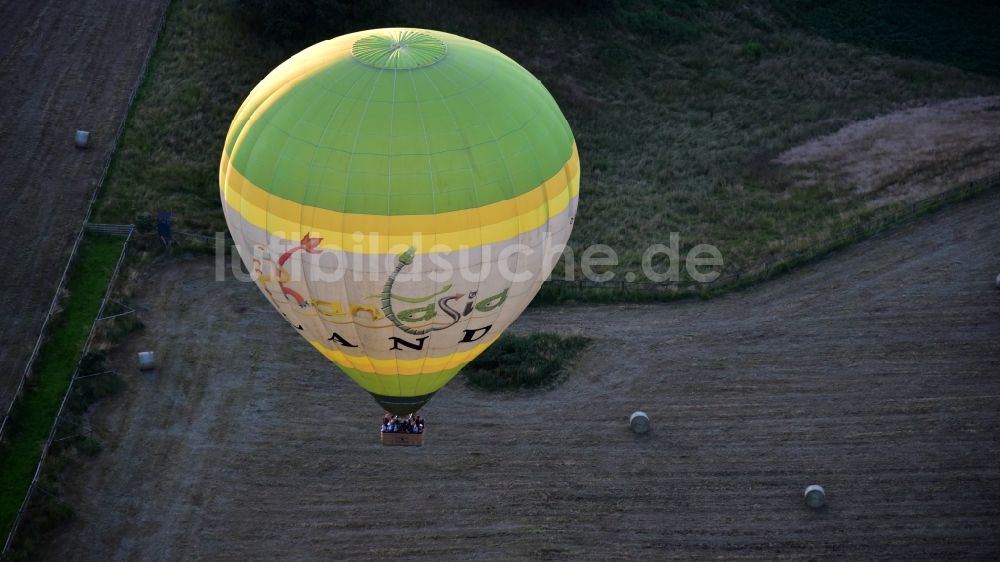 Bonn aus der Vogelperspektive: Heißluftballon in Fahrt über dem Luftraum von Bruchhausen (Landkreis Neuwied) in Rheinland-Pfalz, Deutschland