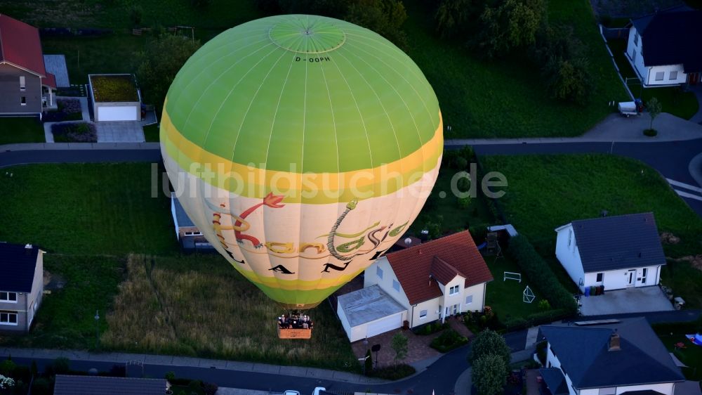 Luftaufnahme Bonn - Heißluftballon in Fahrt über dem Luftraum von Bruchhausen (Landkreis Neuwied) in Rheinland-Pfalz, Deutschland