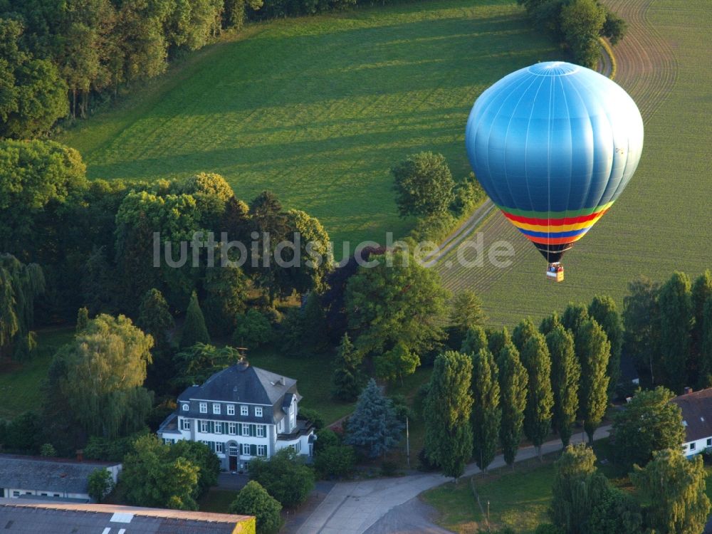 Hoholz aus der Vogelperspektive: Heißluftballon in Fahrt über dem Luftraum in Hoholz im Bundesland Nordrhein-Westfalen, Deutschland