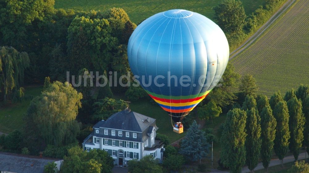 Luftbild Hoholz - Heißluftballon in Fahrt über dem Luftraum in Hoholz im Bundesland Nordrhein-Westfalen, Deutschland