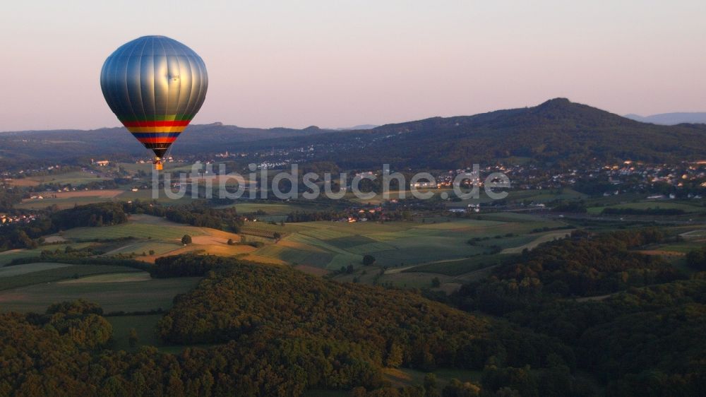 Hoholz aus der Vogelperspektive: Heißluftballon in Fahrt über dem Luftraum in Hoholz im Bundesland Nordrhein-Westfalen, Deutschland