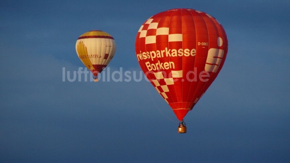 Königswinter aus der Vogelperspektive: Heißluftballon in Fahrt über dem Luftraum in Königswinter im Bundesland Nordrhein-Westfalen, Deutschland