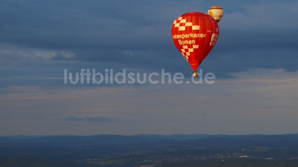 Luftbild Königswinter - Heißluftballon in Fahrt über dem Luftraum in Königswinter im Bundesland Nordrhein-Westfalen, Deutschland