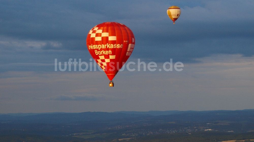 Luftaufnahme Königswinter - Heißluftballon in Fahrt über dem Luftraum in Königswinter im Bundesland Nordrhein-Westfalen, Deutschland