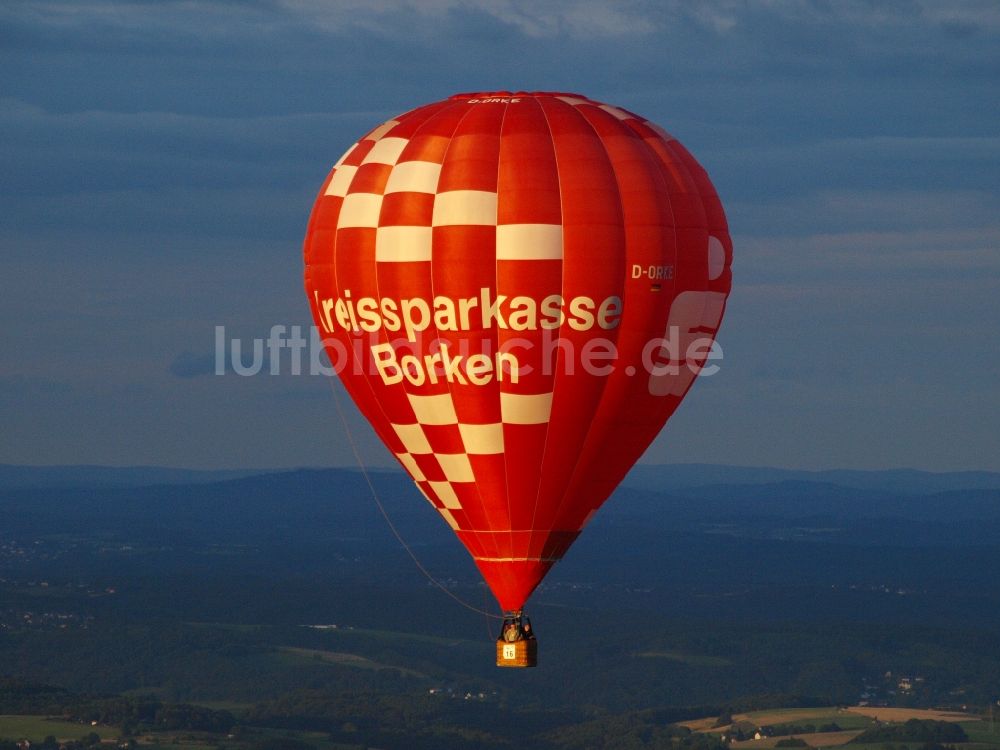 Königswinter von oben - Heißluftballon in Fahrt über dem Luftraum in Königswinter im Bundesland Nordrhein-Westfalen, Deutschland