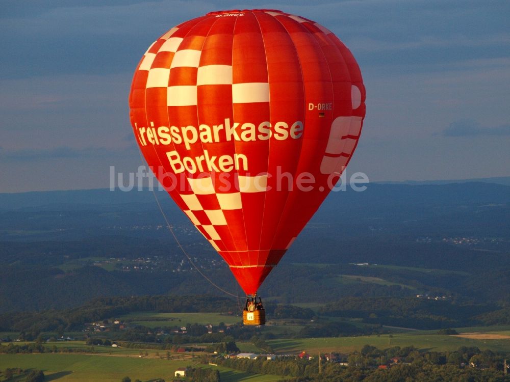 Königswinter aus der Vogelperspektive: Heißluftballon in Fahrt über dem Luftraum in Königswinter im Bundesland Nordrhein-Westfalen, Deutschland