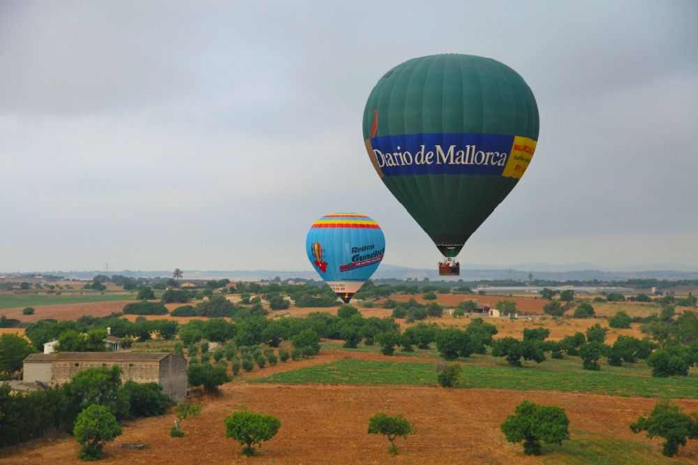Manacor von oben - Heißluftballon in Fahrt über dem Luftraum in Manacor in Balearische Insel Mallorca, Spanien