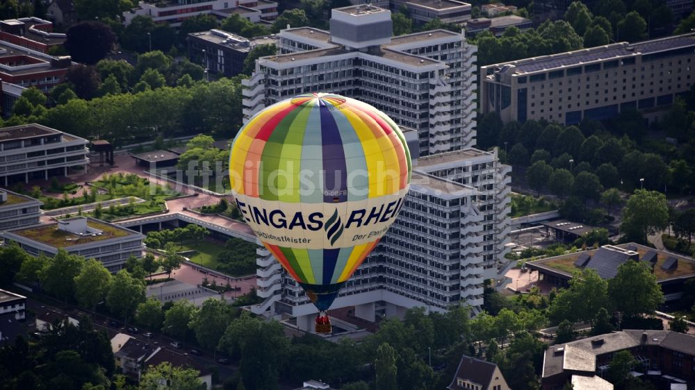 Bonn von oben - Heißluftballon in Fahrt über dem Luftraum im Ortsteil Hochkreuz in Bonn im Bundesland Nordrhein-Westfalen, Deutschland