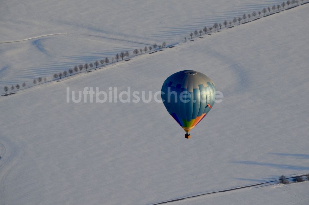 Treuenbrietzen von oben - Heißluftballon in Fahrt über dem Luftraum in Treuenbrietzen im Bundesland Brandenburg, Deutschland