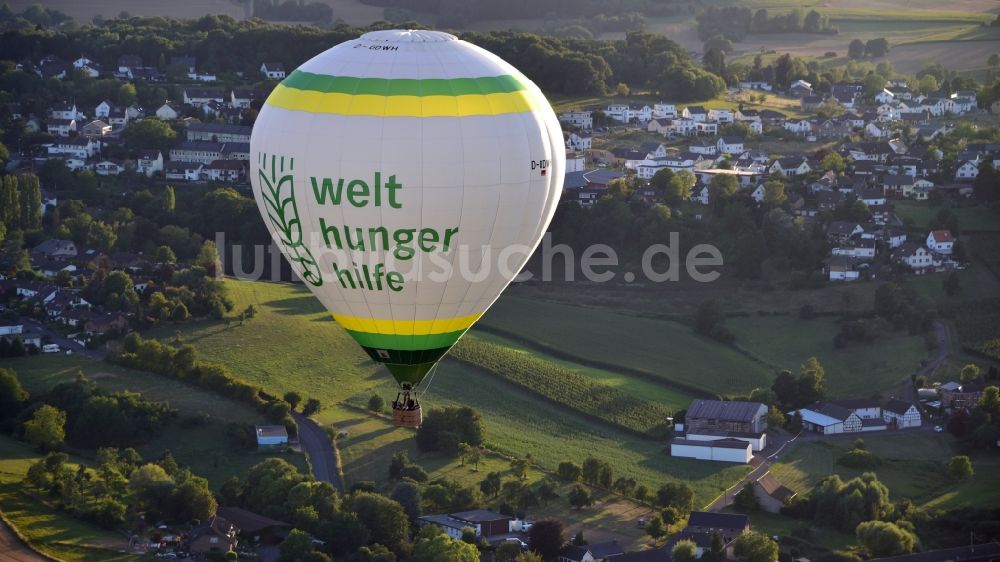 Oberpleis aus der Vogelperspektive: Heißluftballon in Fahrt über Oberpleis im Bundesland Nordrhein-Westfalen, Deutschland