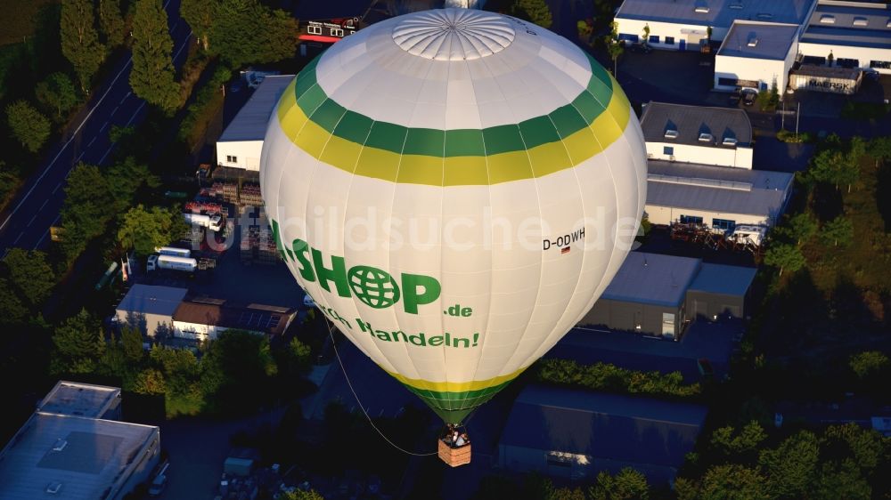 Oberpleis von oben - Heißluftballon in Fahrt über Oberpleis im Bundesland Nordrhein-Westfalen, Deutschland