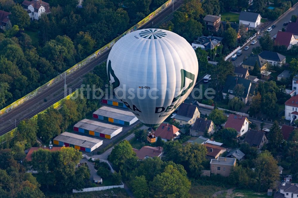 Leipzig von oben - Heißluftballon mit der Kennung D-ODTI in Fahrt über dem Luftraum in Leipzig im Bundesland Sachsen, Deutschland