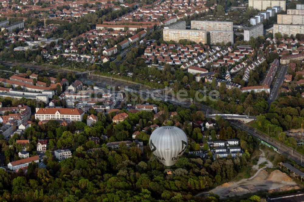 Leipzig aus der Vogelperspektive: Heißluftballon mit der Kennung D-ODTI in Fahrt über dem Luftraum in Leipzig im Bundesland Sachsen, Deutschland